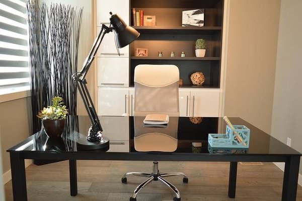 Postes de travail ergonomiques : La clé du confort et de la sécurité au travail
